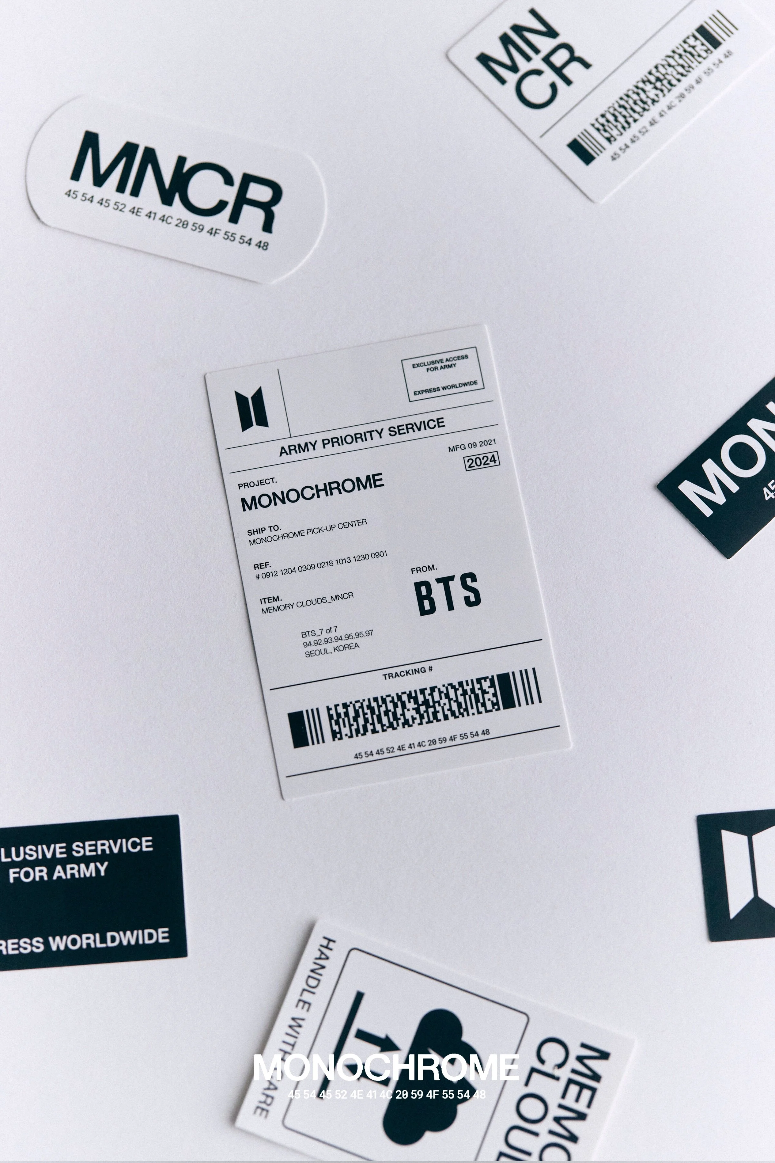 Para penggemar BTS dapat berbelanja merchandise, seperti t-shirt ...